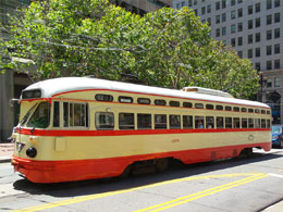 Een tramstel uit Detroit. Zo zagen de eerste PCCs uit Den Haag er ook ongeveer uit. Alleen  heel opvallend  hebben alle PCCs hier een trolley-beugel in plaats van een pantograaf. De trolley is in de VS blijkbaar nog veel langer populair gebleven dan op het Europese continent.