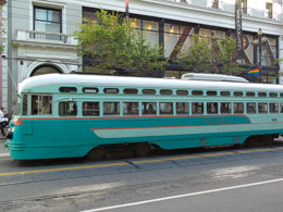 Dit grijze exemplaar uit Washington toont ook overeenkomsten met de oudste Haagse PCC-stellen. In de jaren 50 zijn al deze trams geleidelijk verdwenen uit de Amerikaanse steden. Soms reden ze nog langere tijd op ondergrondse lijnen, zoals in Philadelphia, te zien in de film Blow Out van Brian Da Palma.