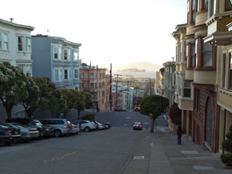 Alcatraz, de oude beruchte gevangenis van San Francisco is nog net in de verte te zien.