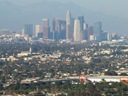 De stadskern van Los Angeles (ik neem aan dat daar vooral veel wordt gewerkt) kun je hier goed zien tussen de laagbouw, waar de mensen wonen.