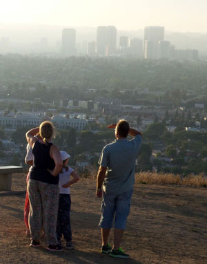 Het uitzicht vanuit Baldwin Hills  op LA is in nevelend gehuld door de smog.