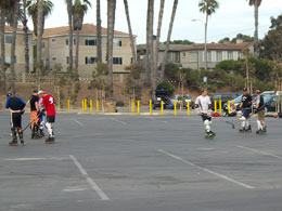 Rolhockey. We zien deze spelers als we de langs het strand naar Monica Beach wandelen.