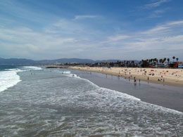 Blik op het strand vanaf de pier van Venice Beach. Het is opvallend stil  zo door de week.