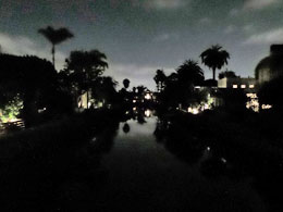 De nacht valt over Venice Beach.