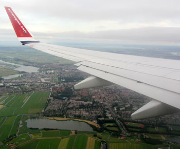 Boven Wormerveer en omgeving. Norwegian Airlines heeft de landing ingezet.