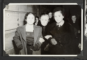 Neurenberg  Twee vrouwen houden een oudere dame (hun moeder?) vast.