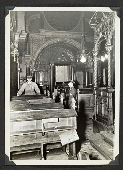 Frth - SA-lieden vernielen de synagoge voordat ze deze in brand steken.