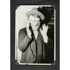 Neurenberg  Rabbi Dr. Siegfried Behrens, rabbi van de Joodse gemeente in Neurenberg in totale angst en ontzetting.