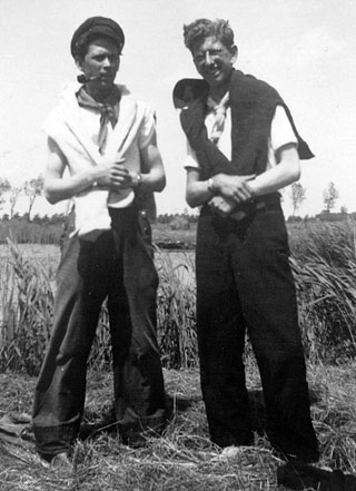 Bob van Oorschot (l) en Ton Hegge (r). Waar en wanneer deze foto is genomen, weet ik niet. Waarschijnlijk heeft mijn moeder die foto genomen met haar Kodak -boxje.