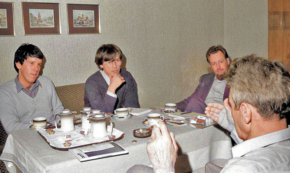 Met medestudent Peter Lagerweij bij Sobibor-overlevende Abraham Margulis in zijn hotelkamer in Hagen, voorjaar 1983. Rechts freelancer Gtz Bockmann, die ons bij hem heeft gentroduceerd.