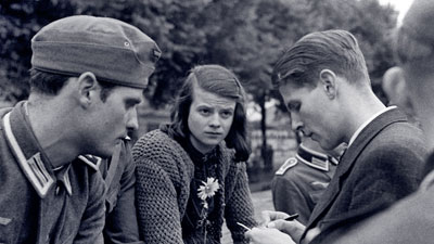 Hans Scholl, zijn zus Sophie en Christoph Probst - hier gefotografeerd tijdens de oorlog - vormden de voorhoede van de Mnschense verzetsgroep Die Weie Rose.