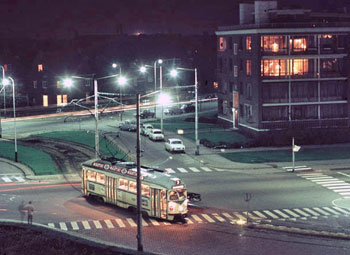 Tot in 1996 was de verkeerssituatie nog beroerder dan nu, want ook de tram deed mee. Regelmatig knalde een auto op een der PCCs van lijn 3. Hier een avondfoto, genomen vanuit de noordelijkste flat aan de Ranonkelstraat. Een taxi (net niet te zien) heeft zich in een zijflank van de tram naar het Staatsspoor geboord. Op de achtergrond is het schijnsel van de Scheveningse vuurtoren nog te zien.