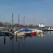 Heeft ons Den Haag niet: een plas in een park waar het goed zeilen is. Rotterdam dus wel: de Kralingse Plas, op een steenworp afstand van de binnenstad.