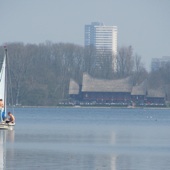 Het is de eerste echte lentedag, die de atmosfeer heiig maakt. Zeilen is meer dobberen, vanuit het terras van het restaurant in het Minangkabause  huis op de achtergrond kun je dat goed zien.