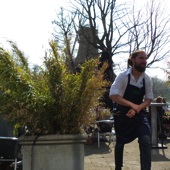 Het terras bij de achterste molen, De Lelie. Hier is het goed toeven. Er is voldoende personeel. We zien zelfs een serveerster rondkijken of iemand iets wil bestellen: een unicum, dat we in Nederland nog niet eerder zijn tegen gekomen.