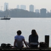 Zeilen en uitrusten met uitzicht op de Rotterdamse skyline. Wat zou die man daar aan boord aan het doen zijn?