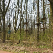 Van boom tot boom: dat is mogelijk in het Fun-Forest aan de noordwest-kant van de plas.