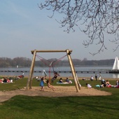 Veel speelgelegenheden bij het strand aan de westkant.