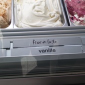 Hier serveert men ook fior di latte. IJs van mijn voorkeur bij vakanties in Itali. Hier zie ik het voor het eerst in Nederland.