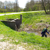 We troffen het al eerder aan tijdens wandelingen: plekken waar kinderen nog onbezorgd rond het water kunnen kliederen.