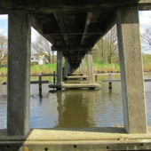 Een van de schaarse bruggen over de Vlaardingervaart.