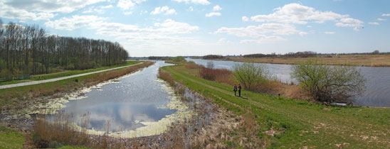 Uitzicht vanaf Het Balkon (zie verder) richting Maassluis over het weidse polderlandschap,  dat kenmerkend is voor het laatste forse stuk van de route. Vrouw en Zoon bleven beneden.