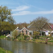 Zomaar ineens een vrijstaand huisje aan de overkant. Dat is niet slecht wonen.