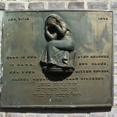 Een plaquette op het Rabbijn Maarsenplein (vroeger Bezemstraat), waar een Joodsche school stond. Hier zijn honderden kinderen weggevoerd naar de concentratiekampen.