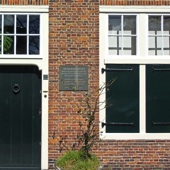 Het Spinozahuis aan de Paviljoensgracht.