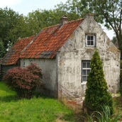 Soms duiken langs de Vlist oeroude huisjes op. 