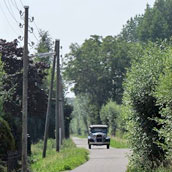 Telefoonpalen, smalle weggetjes, schaars verkeer. Net als vroeger toen niet alles, maar wel veel, beter was.