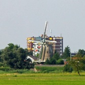 Een stellingmolen ten zuiden van Gouda Goverwelle, richting Haastrecht. Een korenmolen, zou je dus denken, maar niets is minder waar. Dit is de enige polderstellingmolen van Nederland.