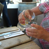 Over Tante Tee op de Markt in Gouda hebben we helaas weinig goeds te melden. Maar ze verstrekken desgevraagd wel een karaf water. Dat valt beslist te prijzen.