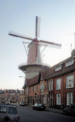 Korenmolen Rijn en Zon aan de Utrechtse Adelaarstraat. Hier was ik wekelijks aan het werk in het begin van 1984.