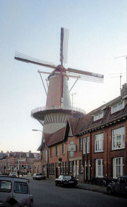 Korenmolen Rijn en Zon aan de Utrechtse Adelaarstraat. Hier was ik wekelijks aan het werk in het begin van 1984.