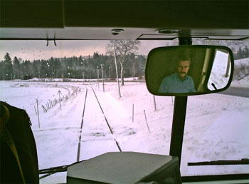 Bij de bestuurder in de trein naar Pfronten (Algau, Zuid-Duitsland). Daar rijden de treinen ook als het sneeuwt. Gelukkig maar.