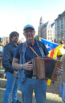 Met trekzak. Om Catalaanse melodien te spelen. Met name lEstaca, natuurlijk.