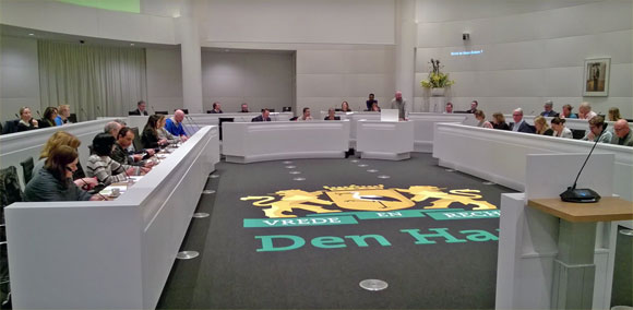 De nieuwe raadsopstelling. Het inspreekgestoelte (rechts) is zo geplaatst, dat je weliswaar met je gezicht richting Raad staat, maar met je rug naar de tribune.