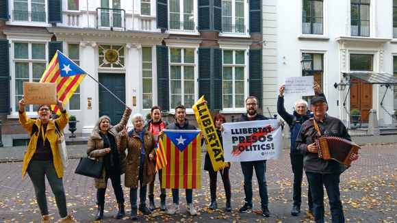 Helaas mochten we op 14 oktober slechts met maximaal tien personen voor de Spaanse ambassade poseren.