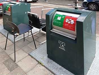 Na meerdere meldingen en vele malen bellen zijn deze stoelen pas na een week verwijderd.