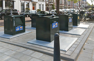 De oud-papier containers op de Thomsonlaan. Het bewuste stoeprandje is hier goed te zien.