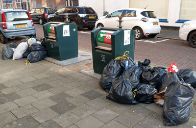 Dit is wat er gebeurt als de ORAC vol is en men dusde vuilniszakken ernaast kiepert: als direct betrokken buurtbewoner zit er weinig anders op dan de zakken netjes naast de ORAC te schikken en de ORAC vrij te houden voor de takelwagen. Maar ik heb liever een ander uitzicht uit mijn kantoorraam.