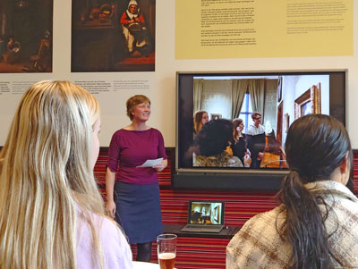 Janneke Gilsing  Cordinator Jongeren Educatie van het Mauritshuis  geeft een toelichting op het project. 