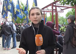 Viktoria Rosjtsjyn als journaliste in actie.